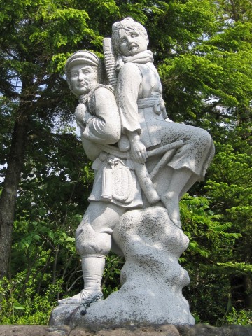 辰次郎に背負われる政井みね