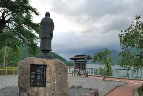 嘉念坊善俊と御母衣湖