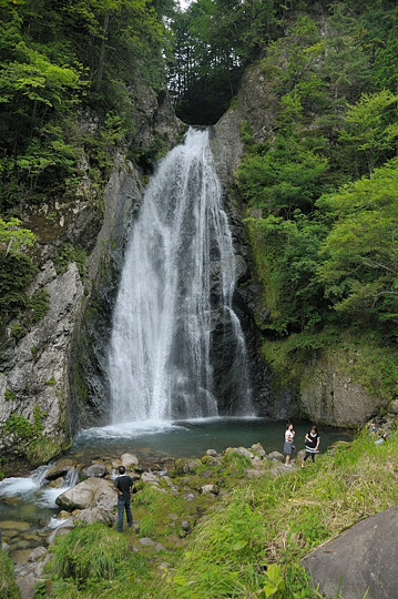 銚子の滝と観光客