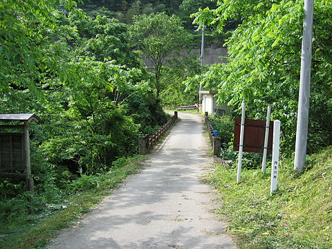 宗関滝への橋