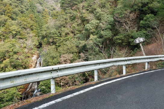 道路から見下ろす