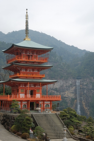 青岸渡寺三重塔と那智の滝