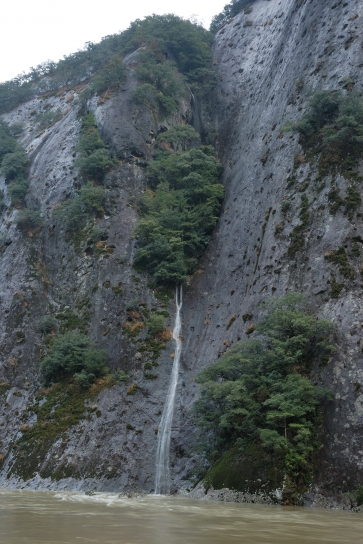 一枚岩と陰陽の滝