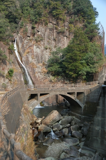 白見の滝と旧道の橋