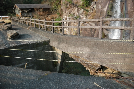 崩落した橋