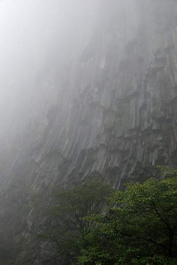 華厳の滝付近の岩壁