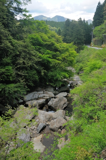 長走りの滝上流から